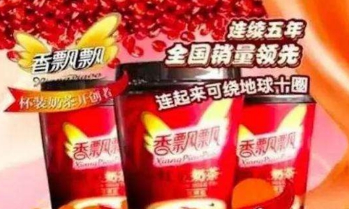 为什么网红奶茶店门前永远有人排长龙？  ​